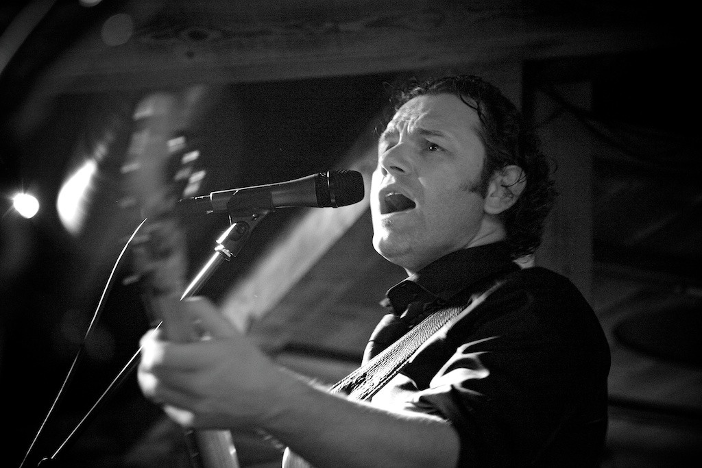 Bruni singt und spielt Gitarre